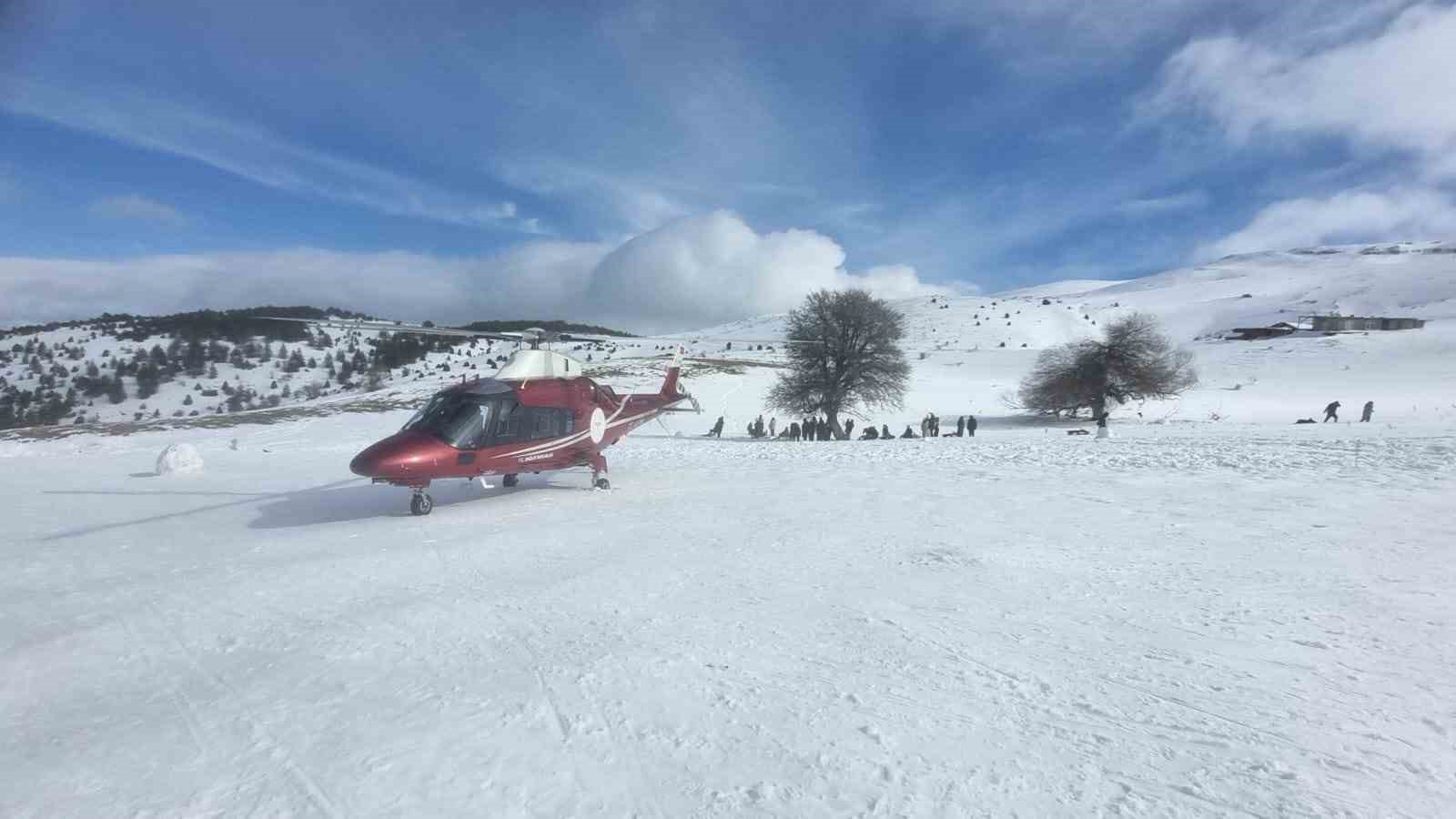 Kayakta düşerek ayağını kıran genç hava ambulansıyla hastaneye kaldırıldı
