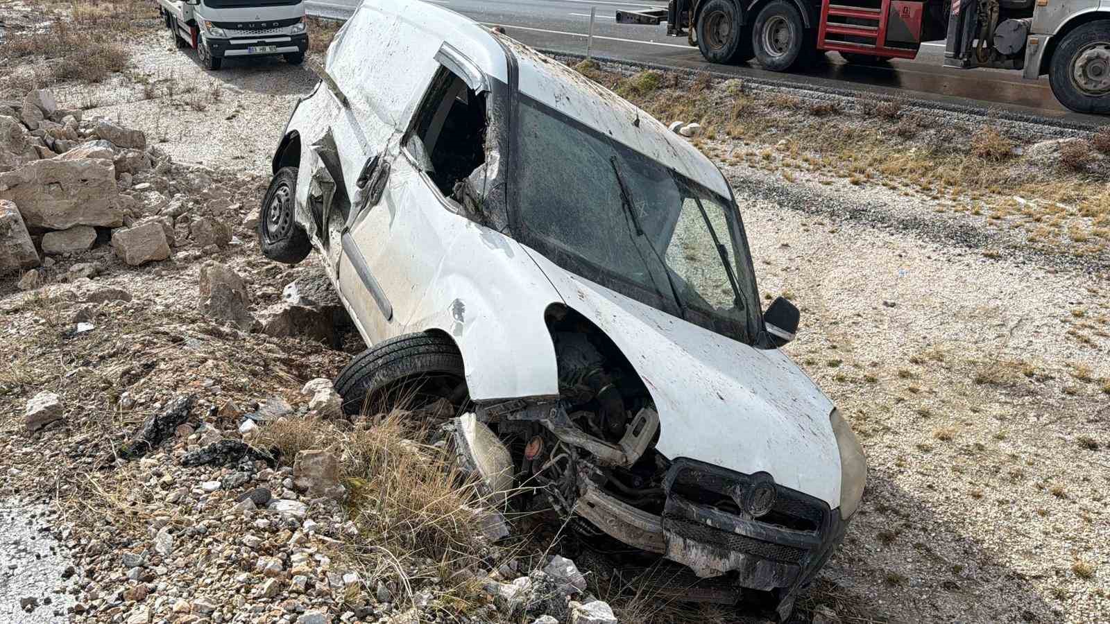 Kayalıklara çarpıp devrilen araçta 2 kişi yaralandı
