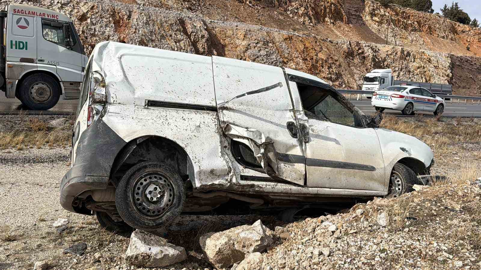 Kayalıklara çarpıp devrilen araçta 2 kişi yaralandı
