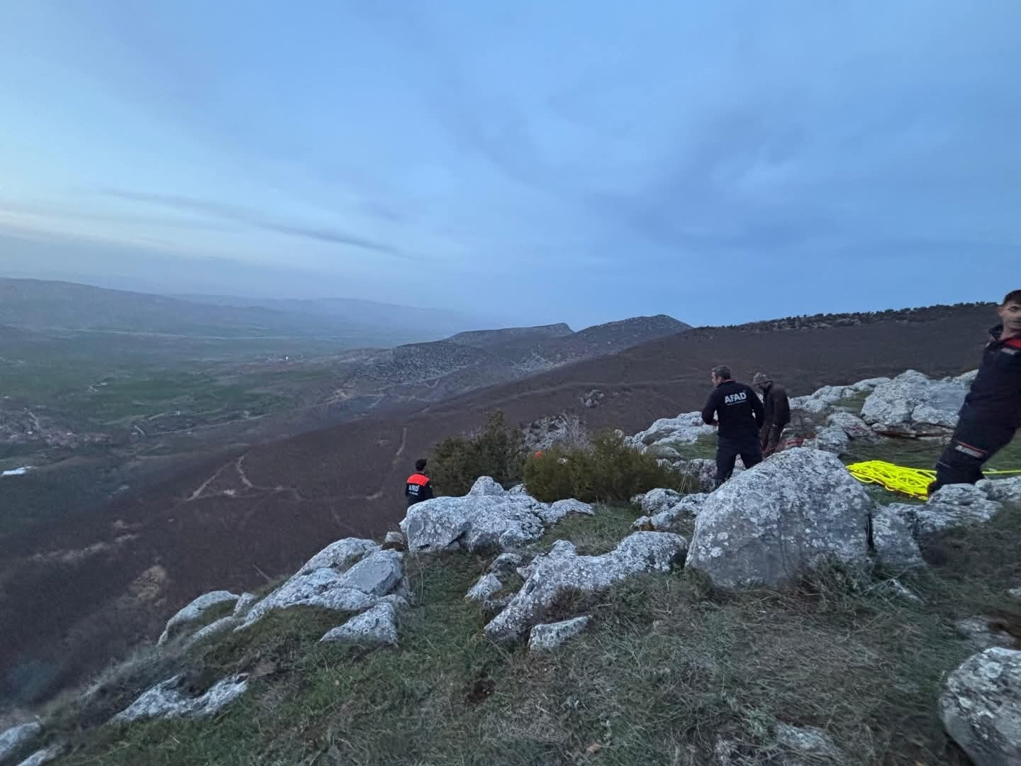 Kayalıklarda mahsur kalan keçiyi arama kurtarma ekipleri kurtardı
