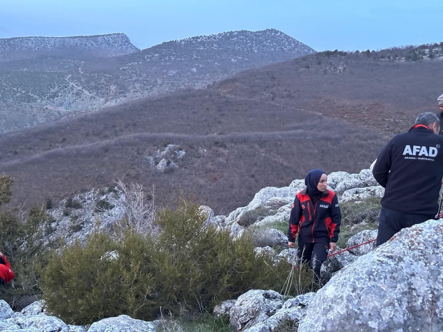Kayalıklarda mahsur kalan keçiyi arama kurtarma ekipleri kurtardı
