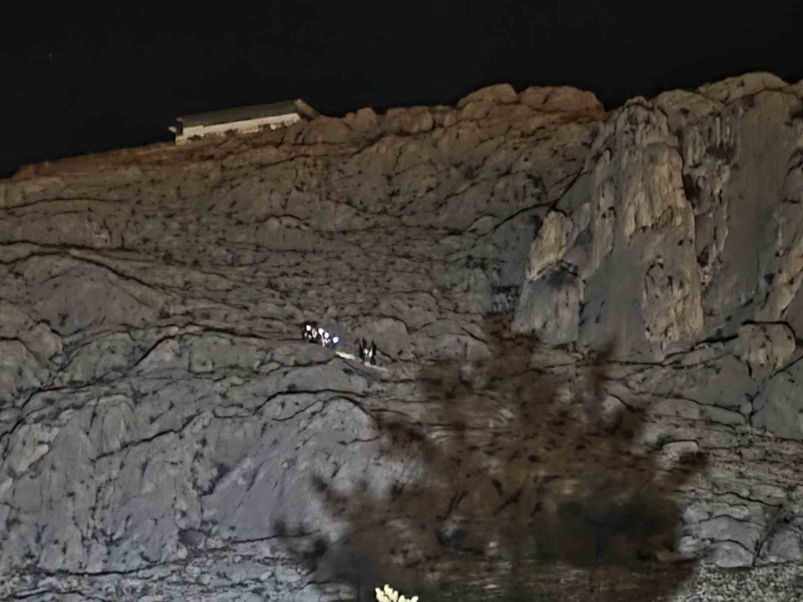 Kayalıklardan atlayan cezaevi firarisi kurtarıldı
