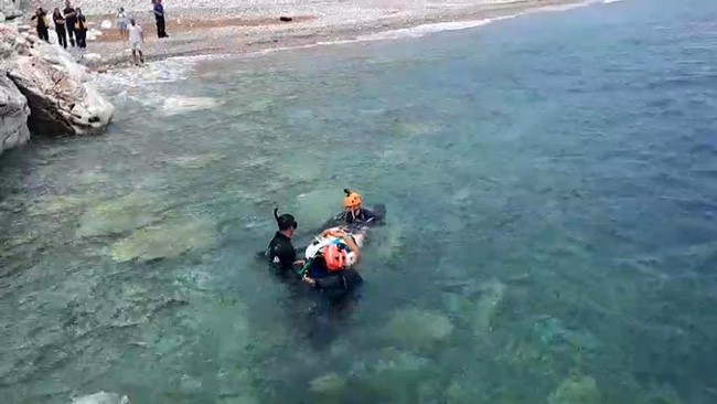 Kayalıklardan düşerek yaralanan şahıs için ekipler alarma geçti
