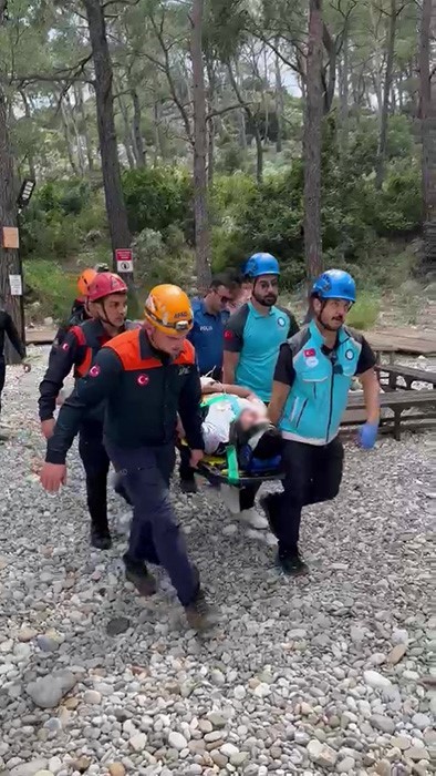 Kayalıklardan düşerek yaralanan şahıs için ekipler alarma geçti
