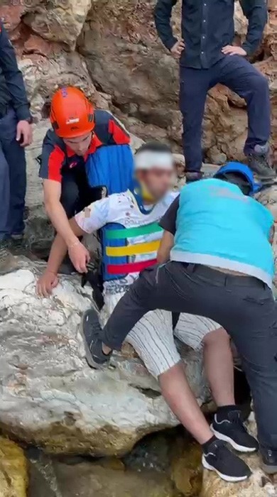 Kayalıklardan düşerek yaralanan şahıs için ekipler alarma geçti
