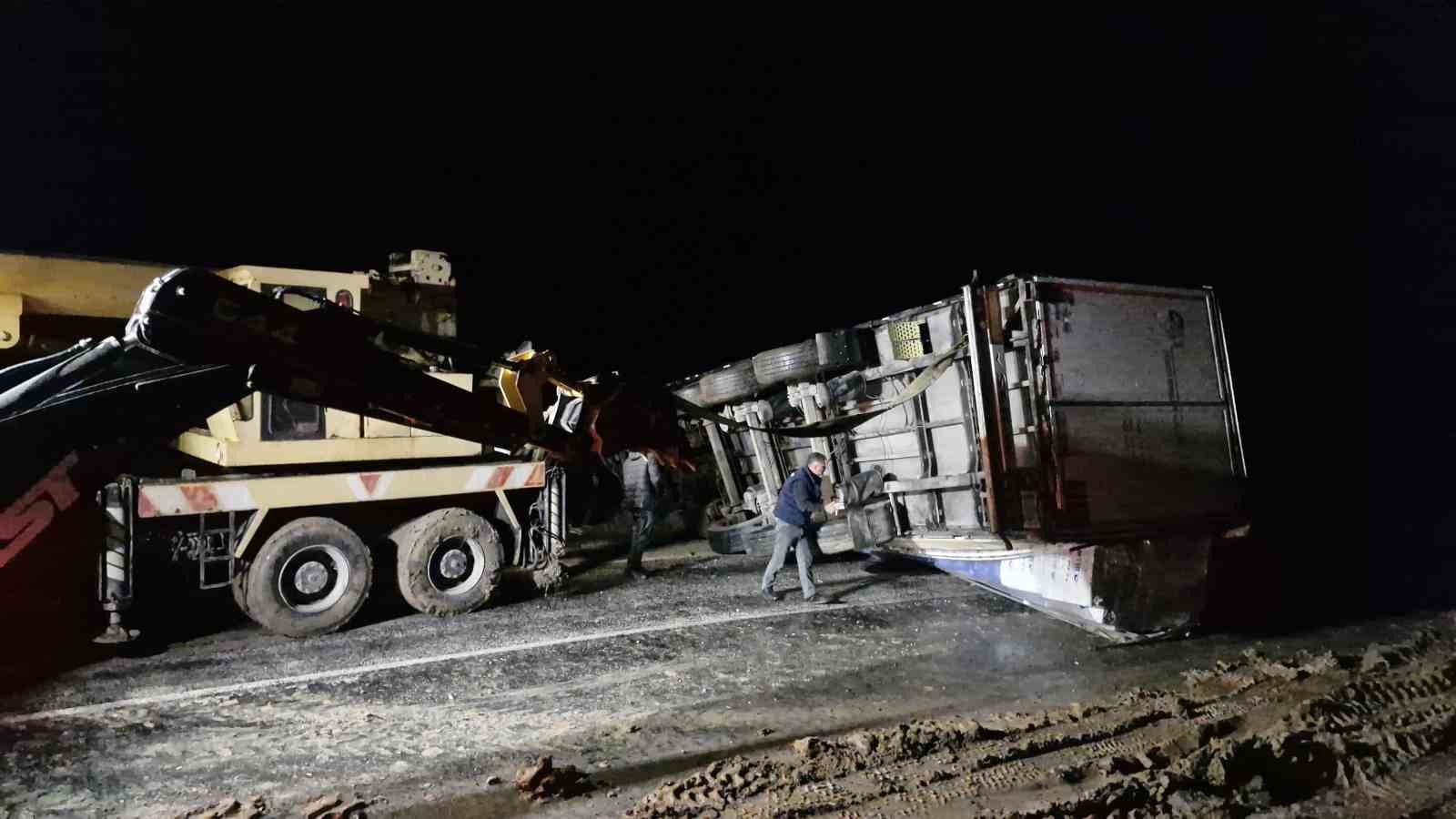 Kayan tır devrildi, Ankara-Tokat karayolu saatlerce ulaşıma kapandı
