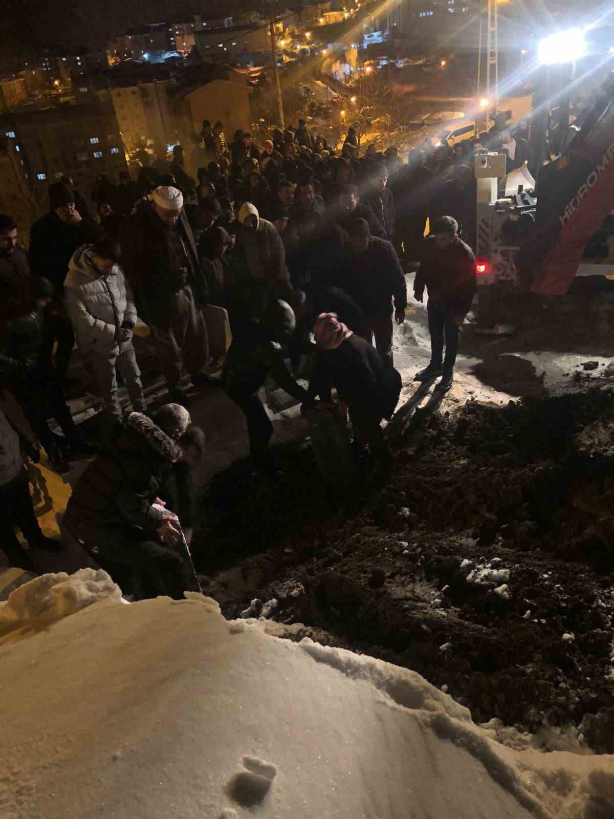 Kayarken belediye otobüsünün altında kalan çocuk son yolculuğuna uğurlandı
