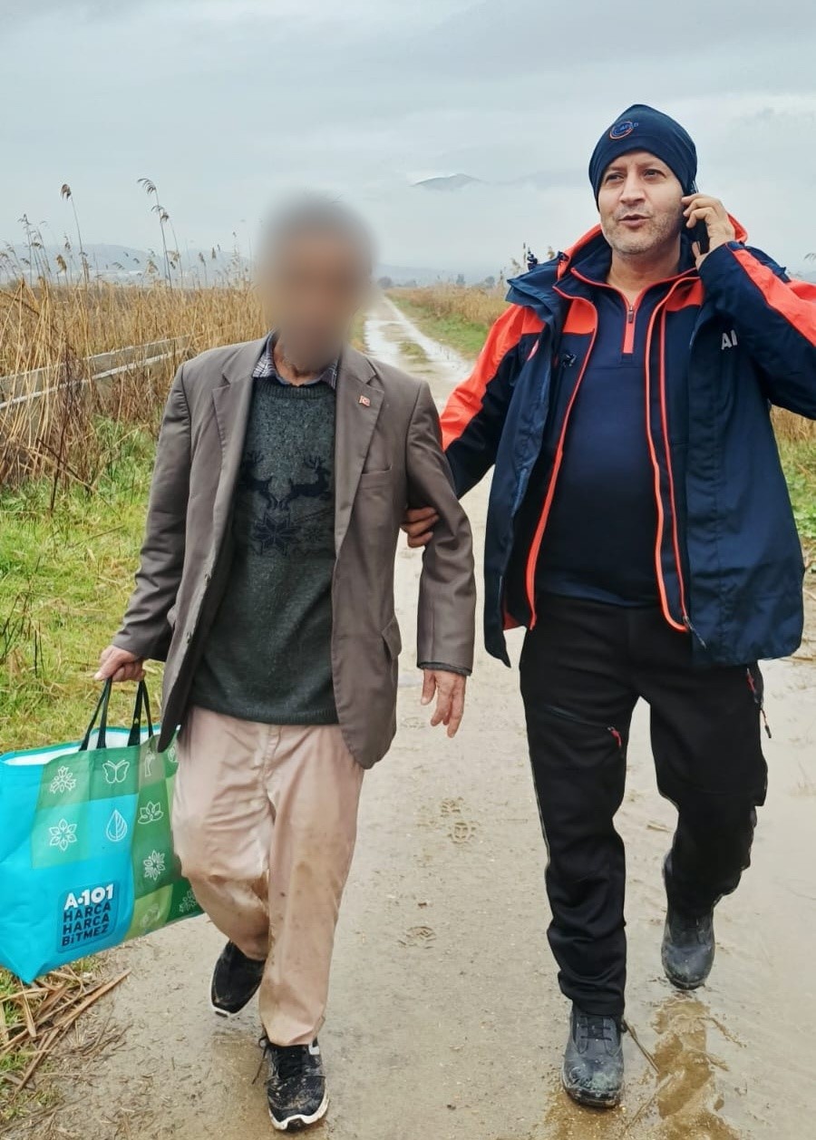 Kaybolan Alzheimer hastası yaşlı adam sulama kanalı kenarında bulundu
