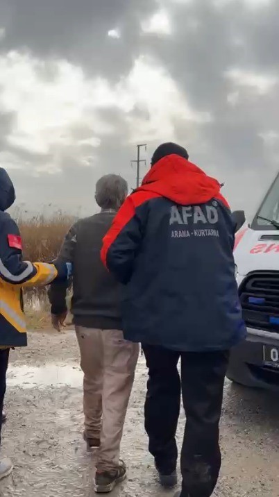 Kaybolan Alzheimer hastası yaşlı adam sulama kanalı kenarında bulundu
