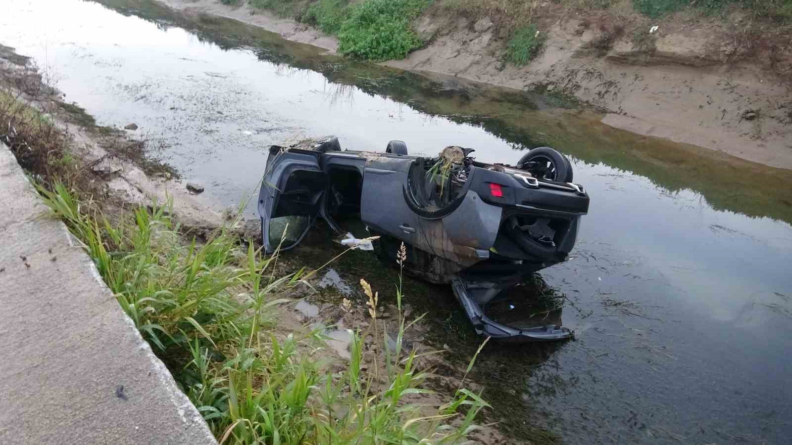 Kayganlaşan yolda kontrolden çıkan araç kanala uçtu
