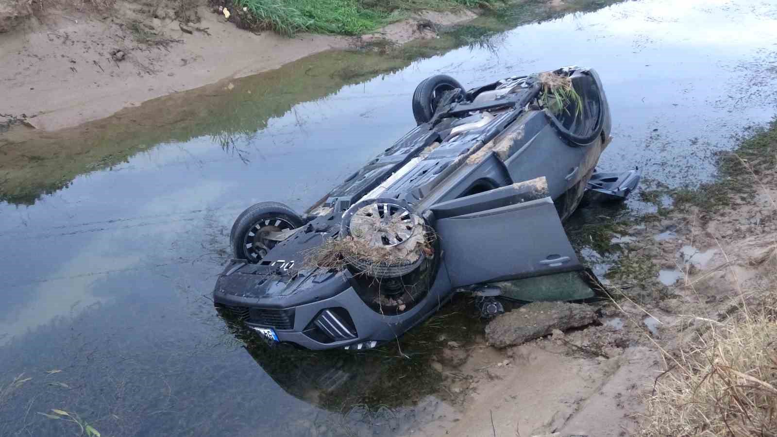 Kayganlaşan yolda kontrolden çıkan araç kanala uçtu
