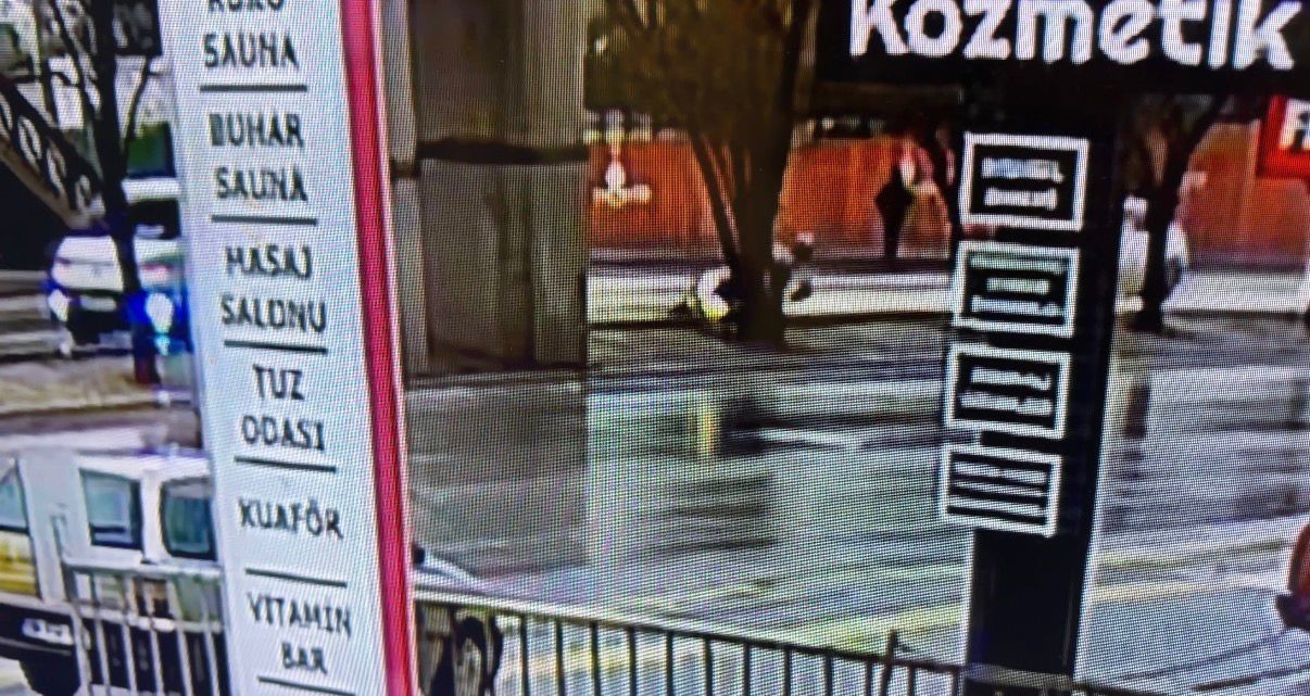 Kayganlaşan yolda kontrolden çıkan motosiklet ağaca çarptı: Kurye hayatını kaybetti
