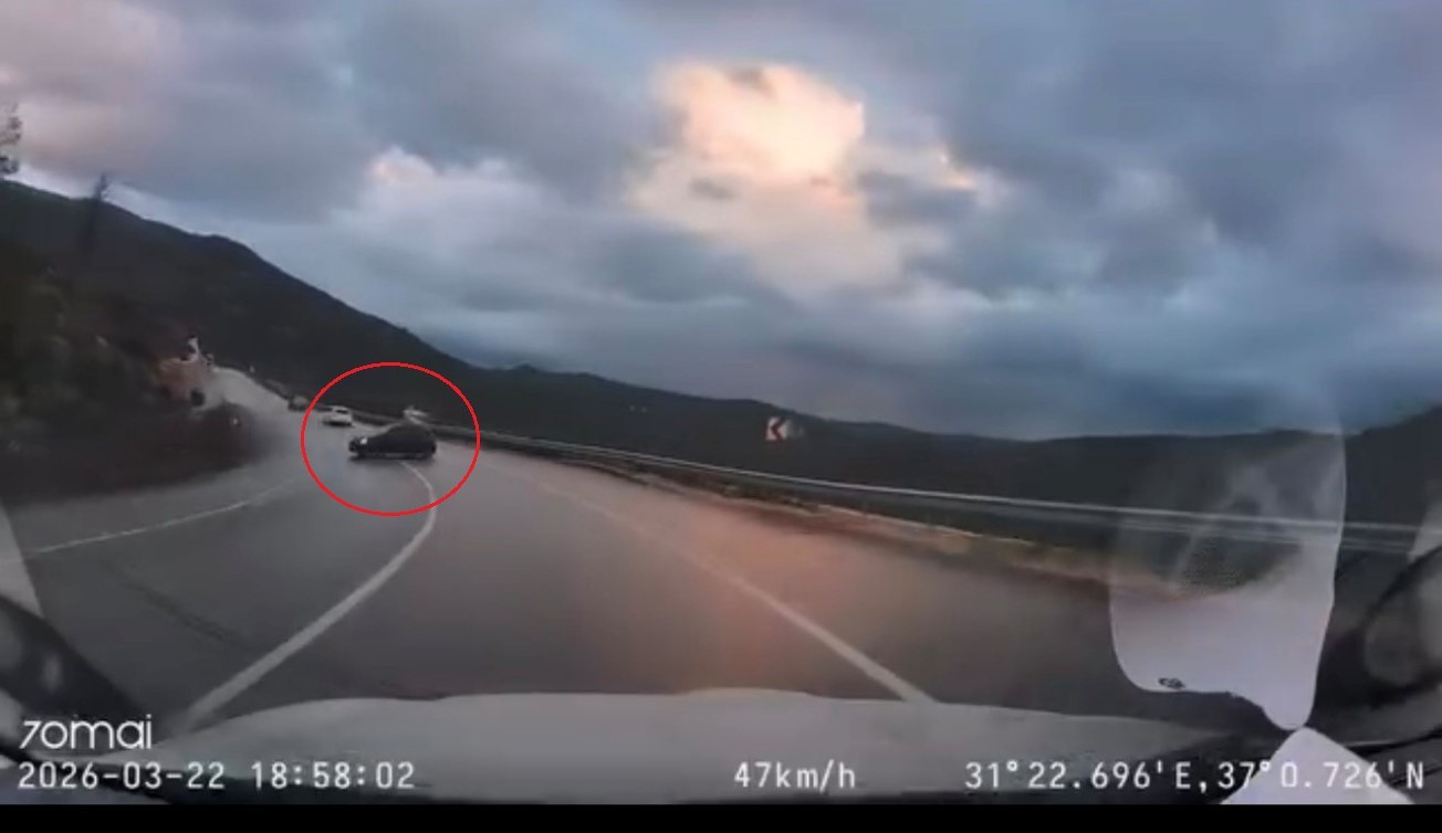 Kayganlaşan yolda kontrolden çıktı, faciadan dönülen o anlar araç kamerasına yansıdı
