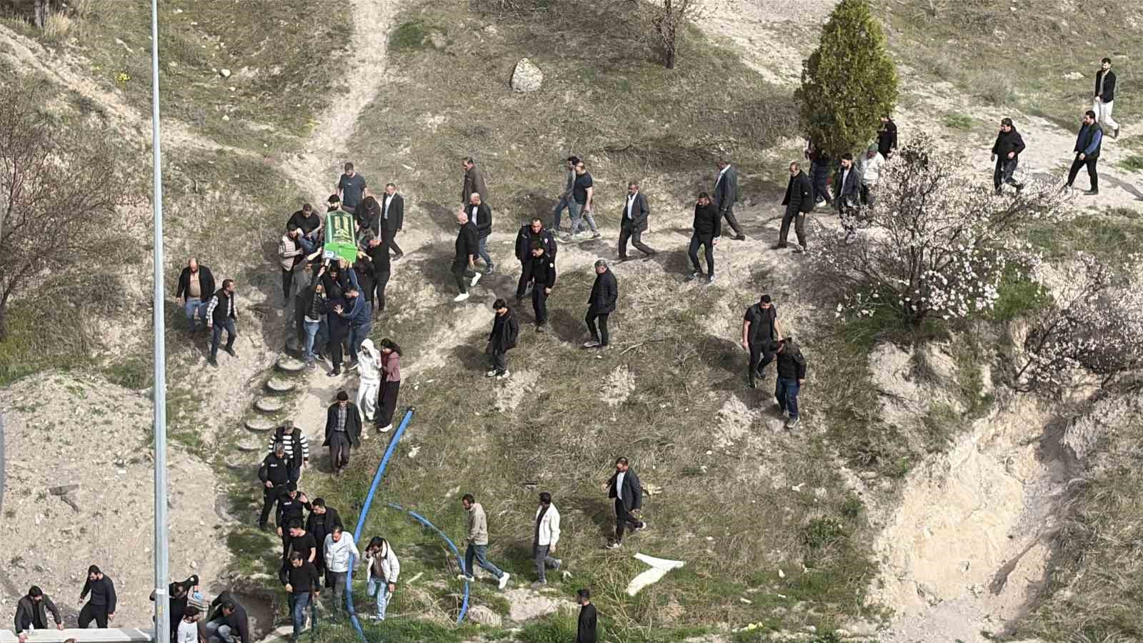 Kayıp olarak aranan genç, dağlık alanda ölü bulundu
