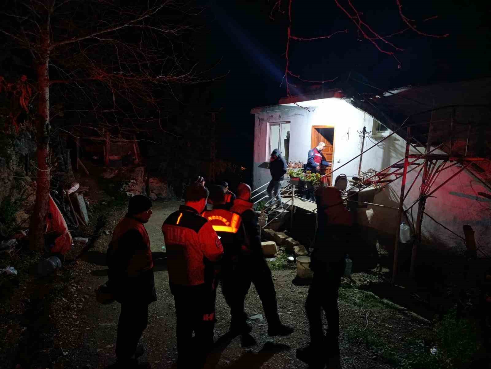 Kayıp olarak aranan yaşlı adam, 12 saat sonra bitkin halde ormanda yatarken bulundu
