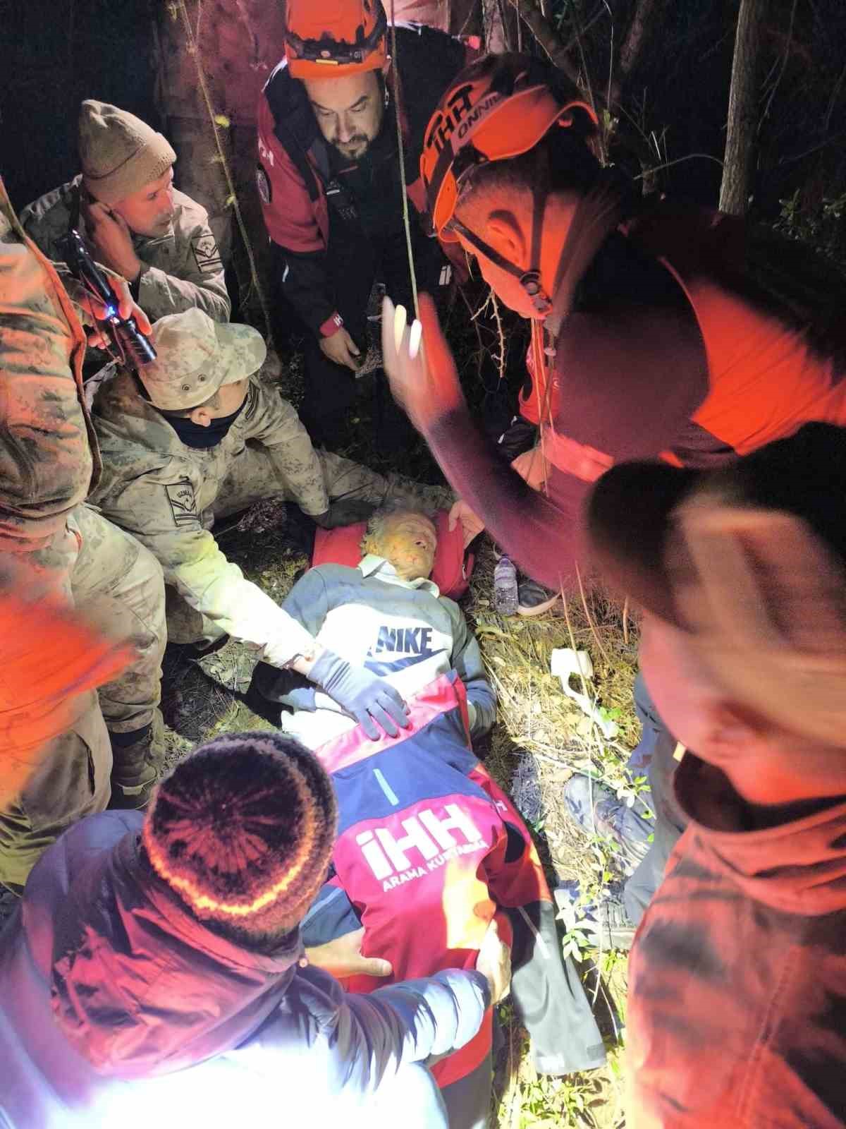 Kayıp olarak aranan yaşlı adam, 12 saat sonra bitkin halde ormanda yatarken bulundu
