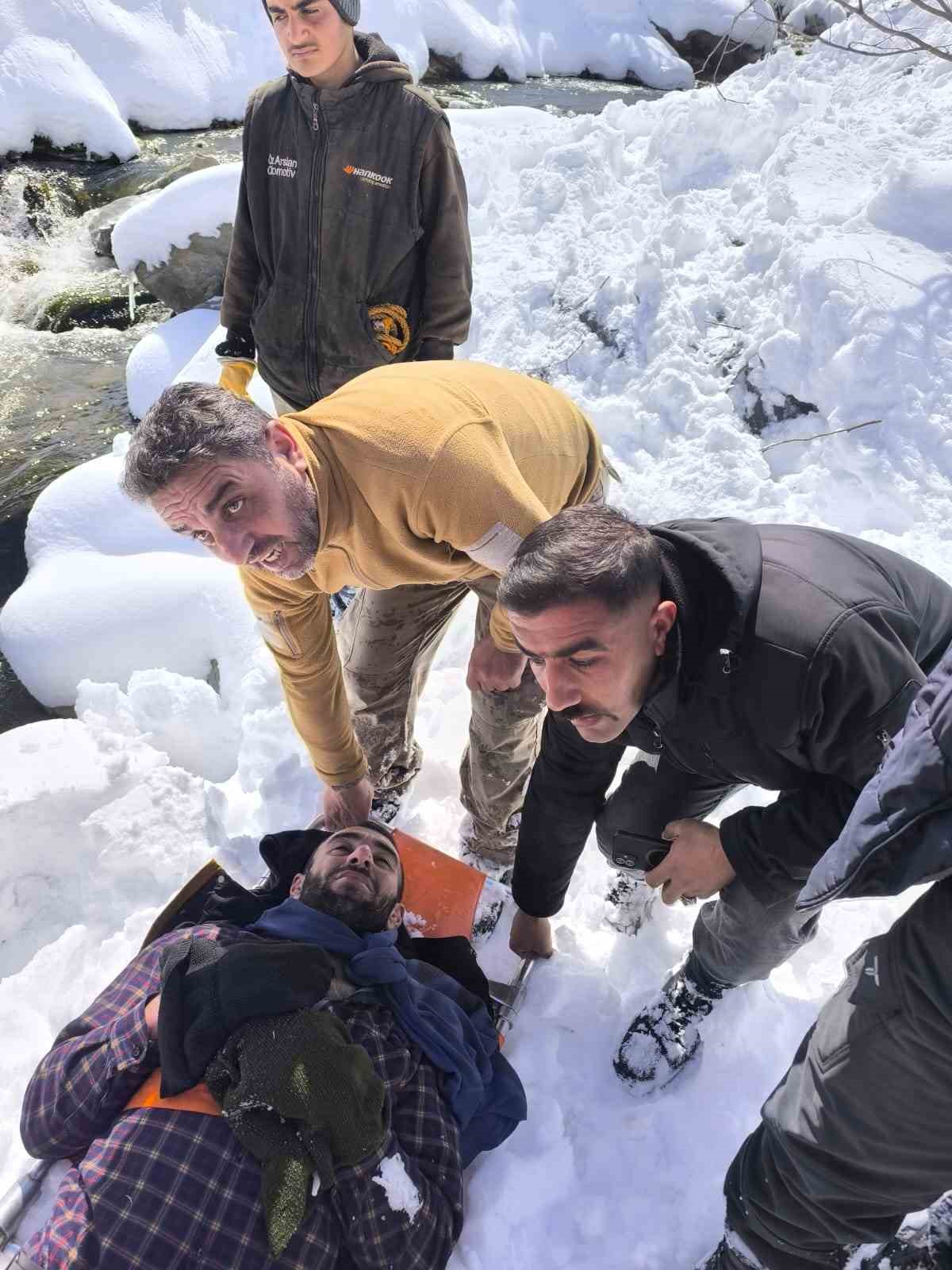 Kayıp vatandaş donmak üzereyken Hasköy dağlarında bulundu
