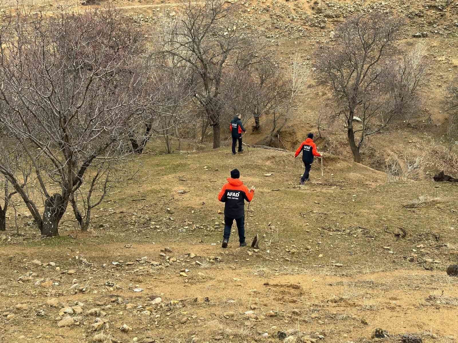 Kayıp yaşlı adam 51 kişilik ekiple aranıyor
Kayıp yaşlı adam 51 kişilik ekiple aranıyor