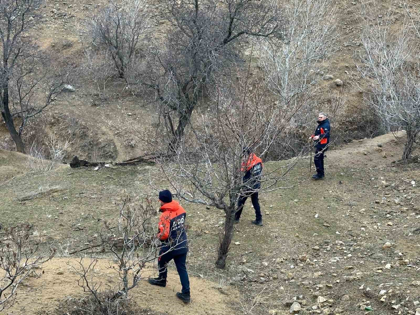 Kayıp yaşlı adam 51 kişilik ekiple aranıyor
Kayıp yaşlı adam 51 kişilik ekiple aranıyor