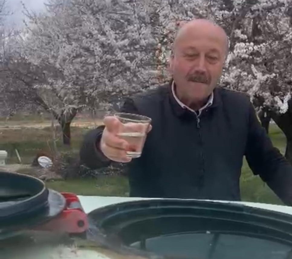 Kayısı bahçelerinde "zemzemli" ilaçlama
