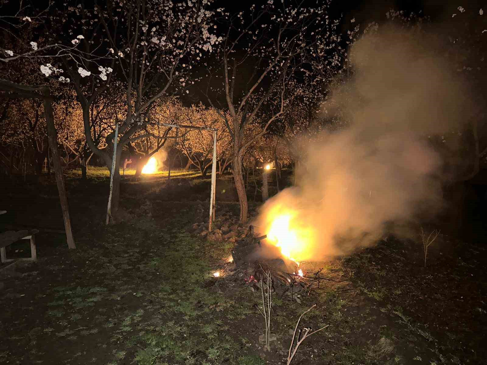 Kayısı bahçelerini ateş ve dumanla donmaya karşı koruyorlar
