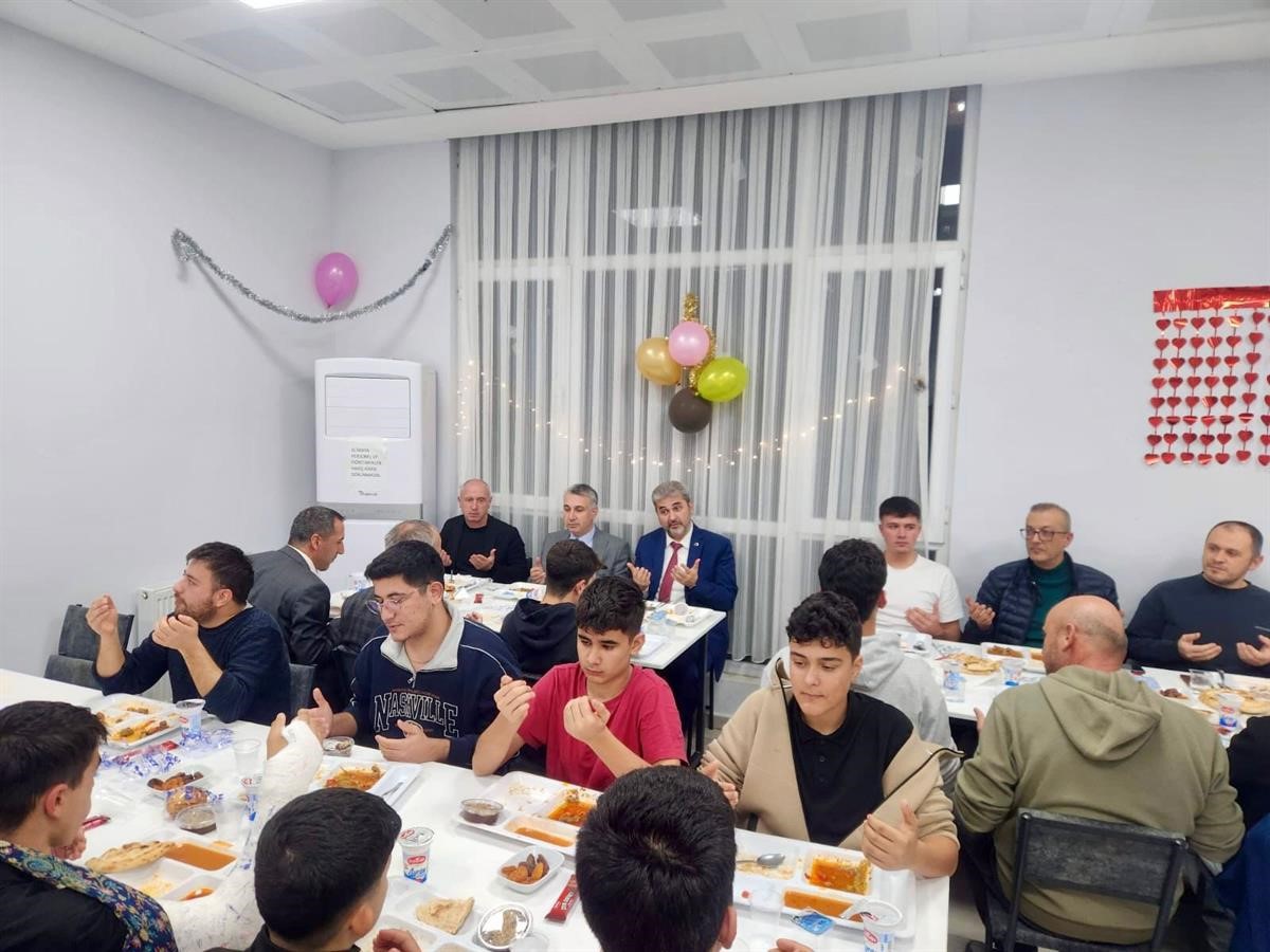 Kaymakam Abay, Ramazan’ın ilk iftarında öğrencilerle buluştu
