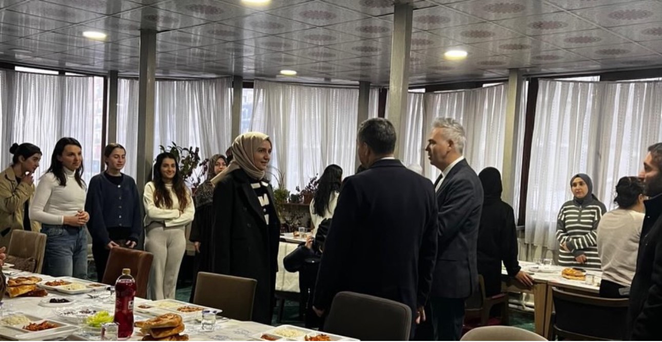 Kaymakam Akın öğrencilerle iftarda buluştu
