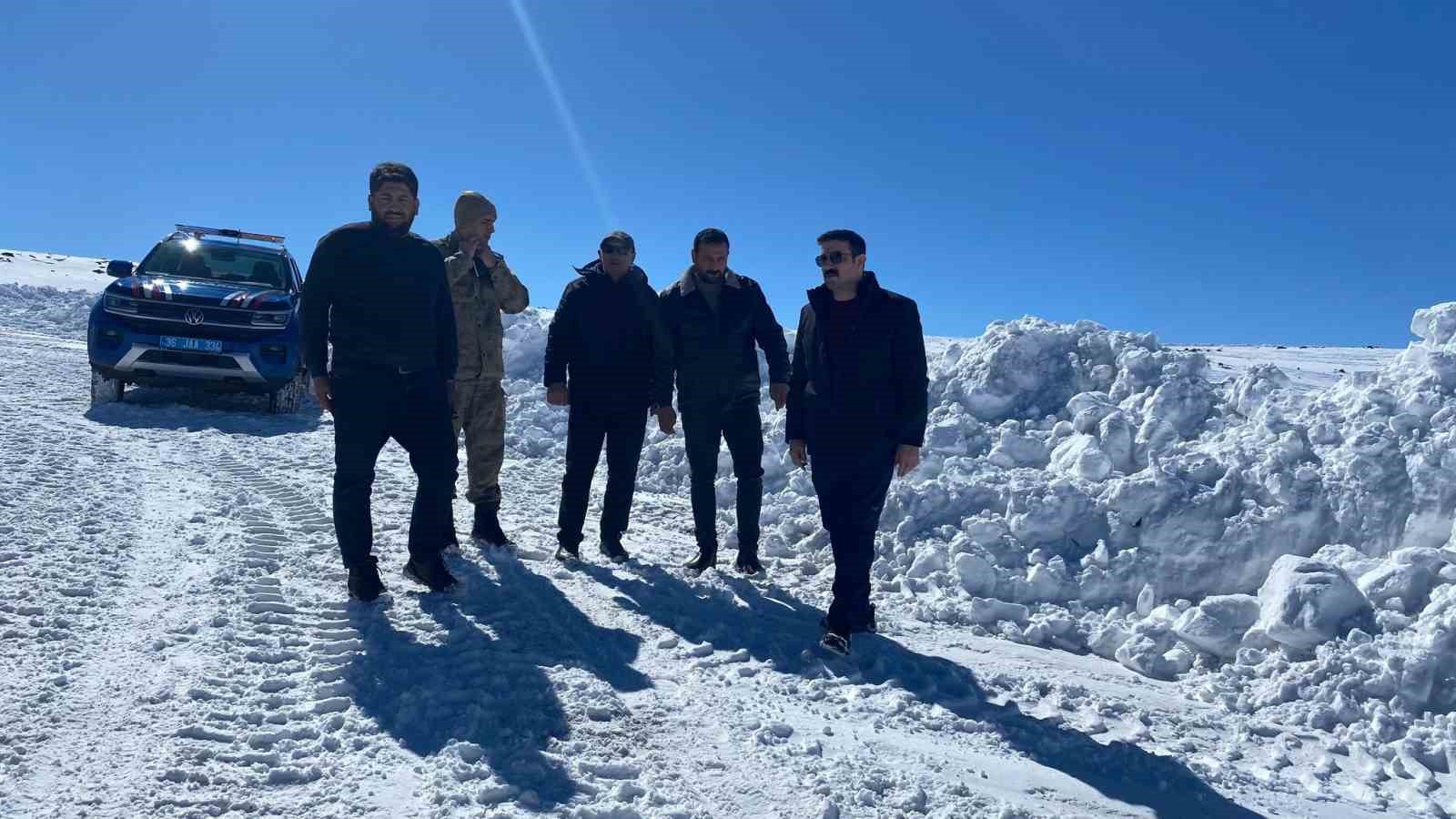 Kaymakam Akköz, karla mücadele çalışmalarını yerinde inceledi
