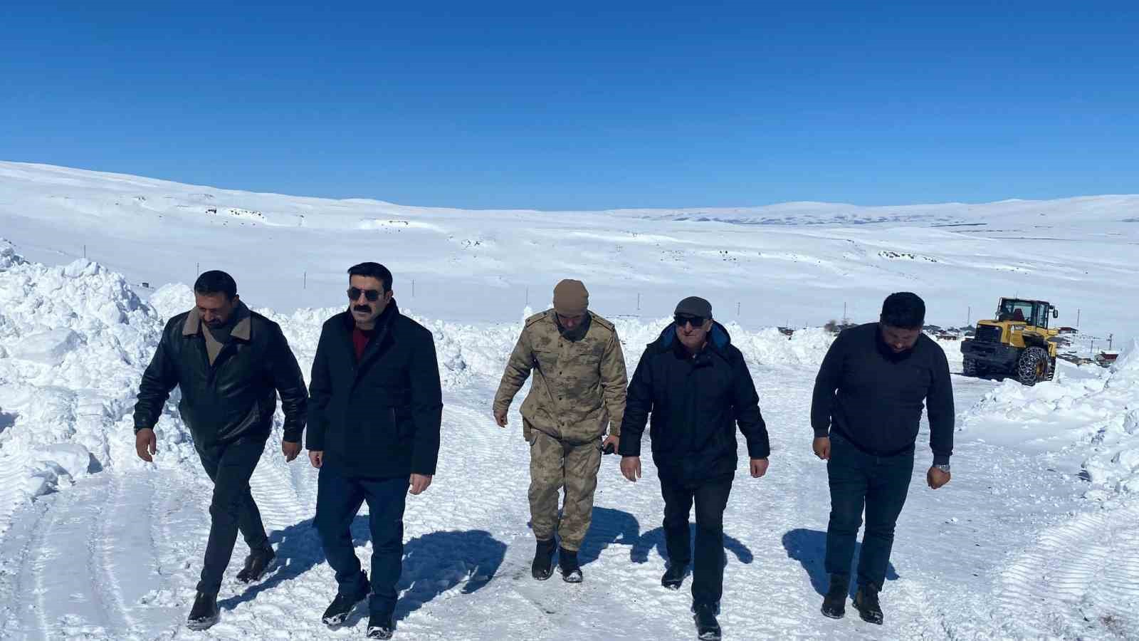 Kaymakam Akköz, karla mücadele çalışmalarını yerinde inceledi
