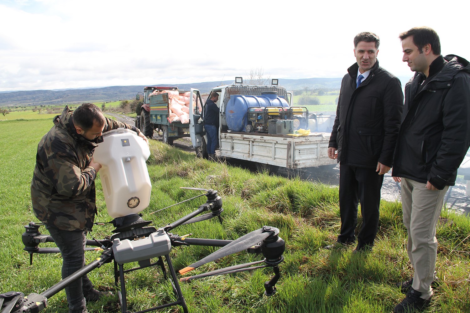 Kaymakam Altuntaş drone ile gübreleme çalışmalarını inceledi
Kaymakam Altuntaş drone ile gübreleme çalışmalarını inceledi