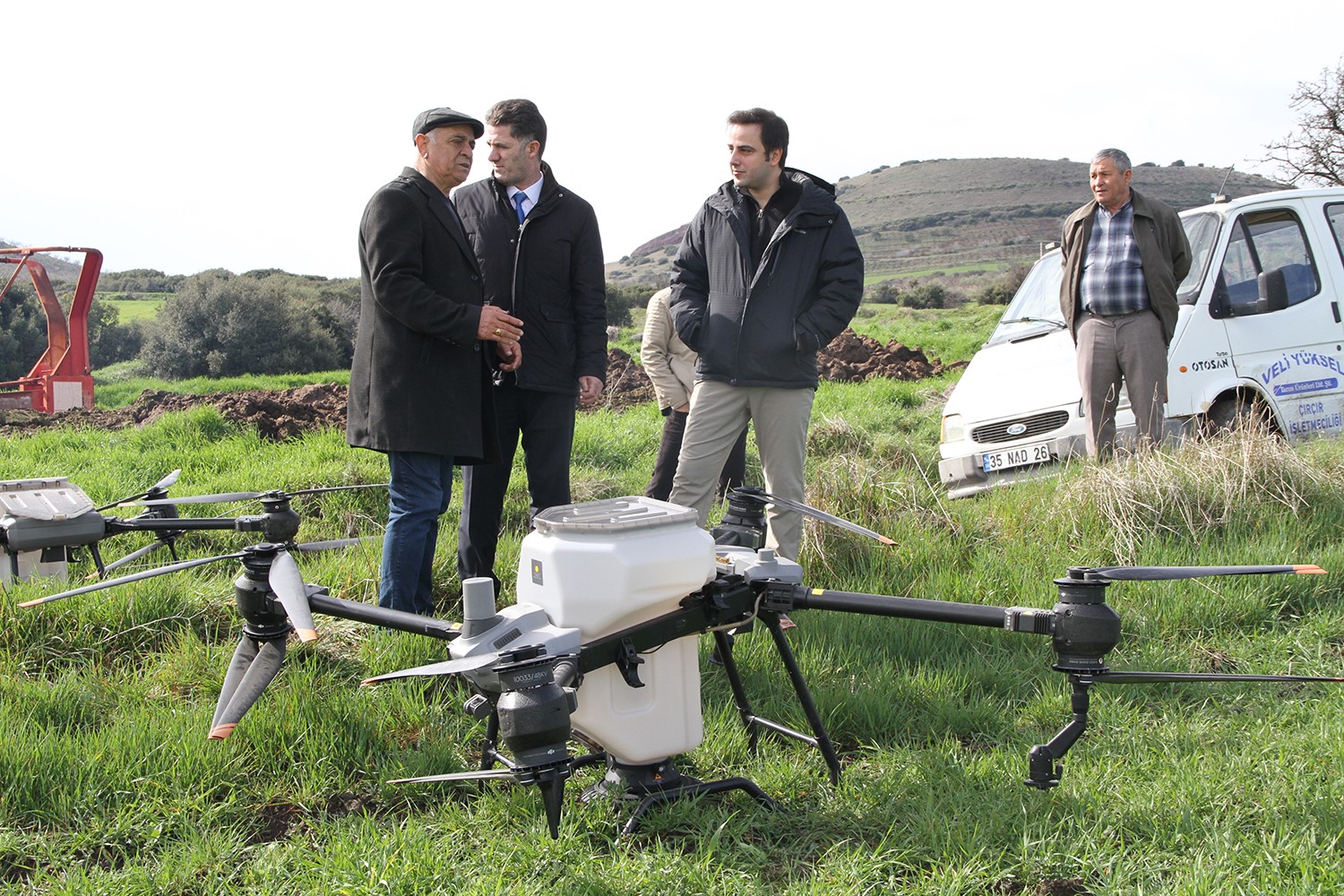 Kaymakam Altuntaş drone ile gübreleme çalışmalarını inceledi
Kaymakam Altuntaş drone ile gübreleme çalışmalarını inceledi