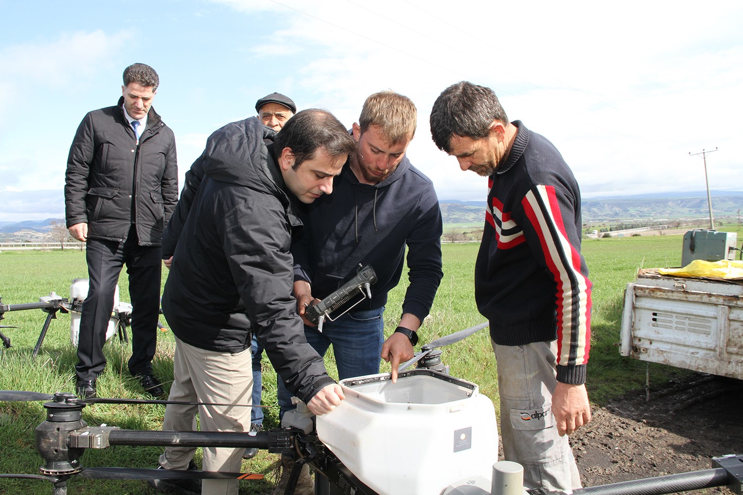 Kaymakam Altuntaş drone ile gübreleme çalışmalarını inceledi
Kaymakam Altuntaş drone ile gübreleme çalışmalarını inceledi