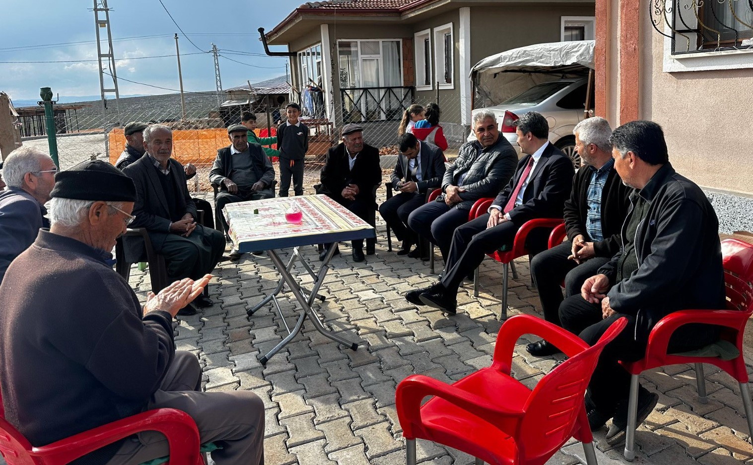 Kaymakam Aslan, köy evlerine yerleşen vatandaşları ziyaret etti
