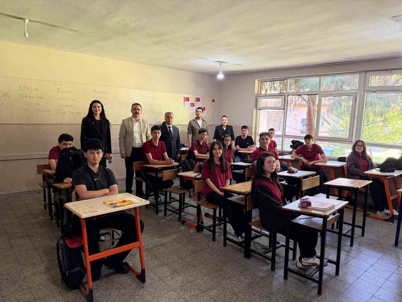 Kaymakam Ateş liseli öğrencilerle bir araya geldi
