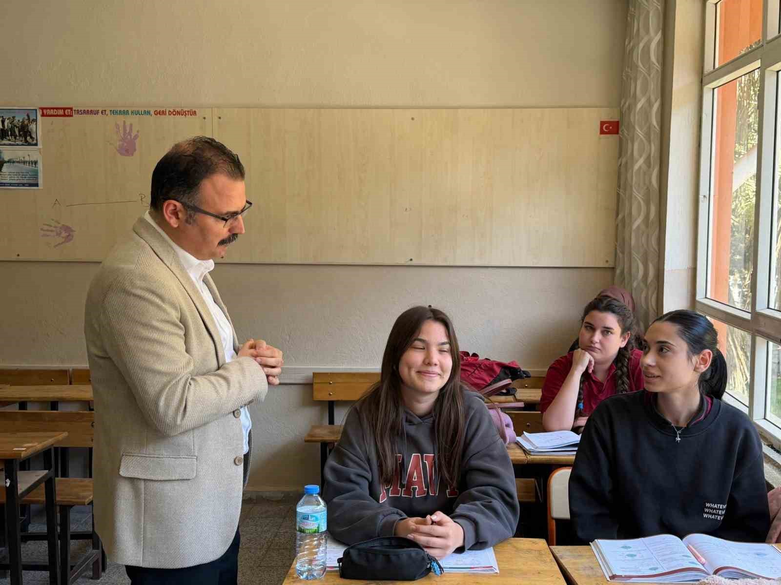 Kaymakam Ateş liseli öğrencilerle bir araya geldi
