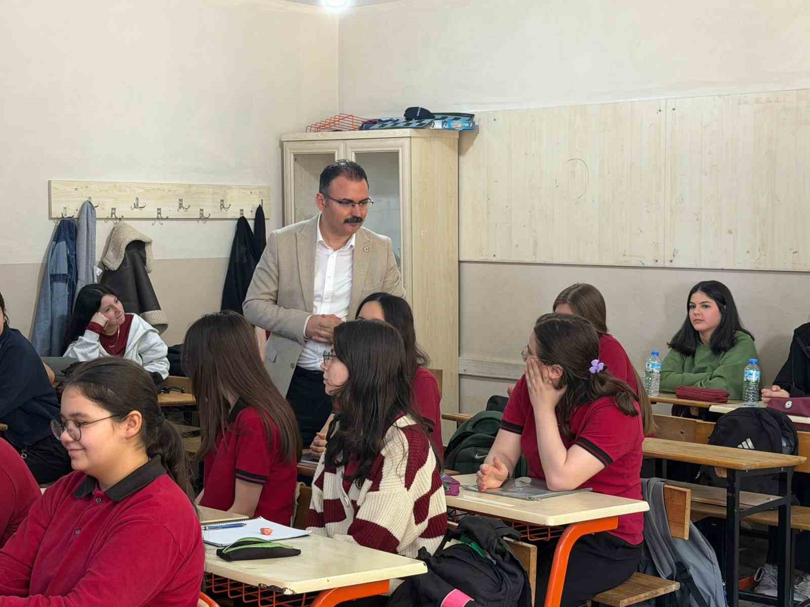 Kaymakam Ateş liseli öğrencilerle bir araya geldi
