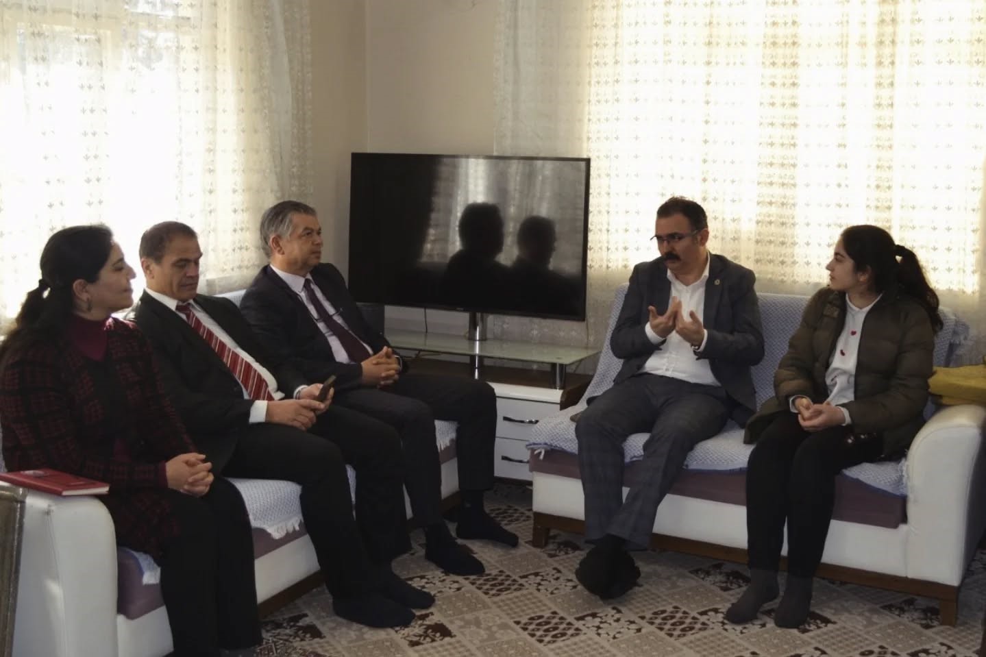 Kaymakam Ateş, öğrencilerin evine misafir oldu
