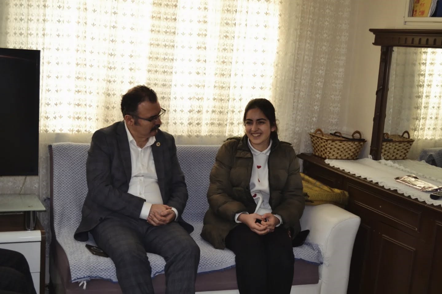 Kaymakam Ateş, öğrencilerin evine misafir oldu
