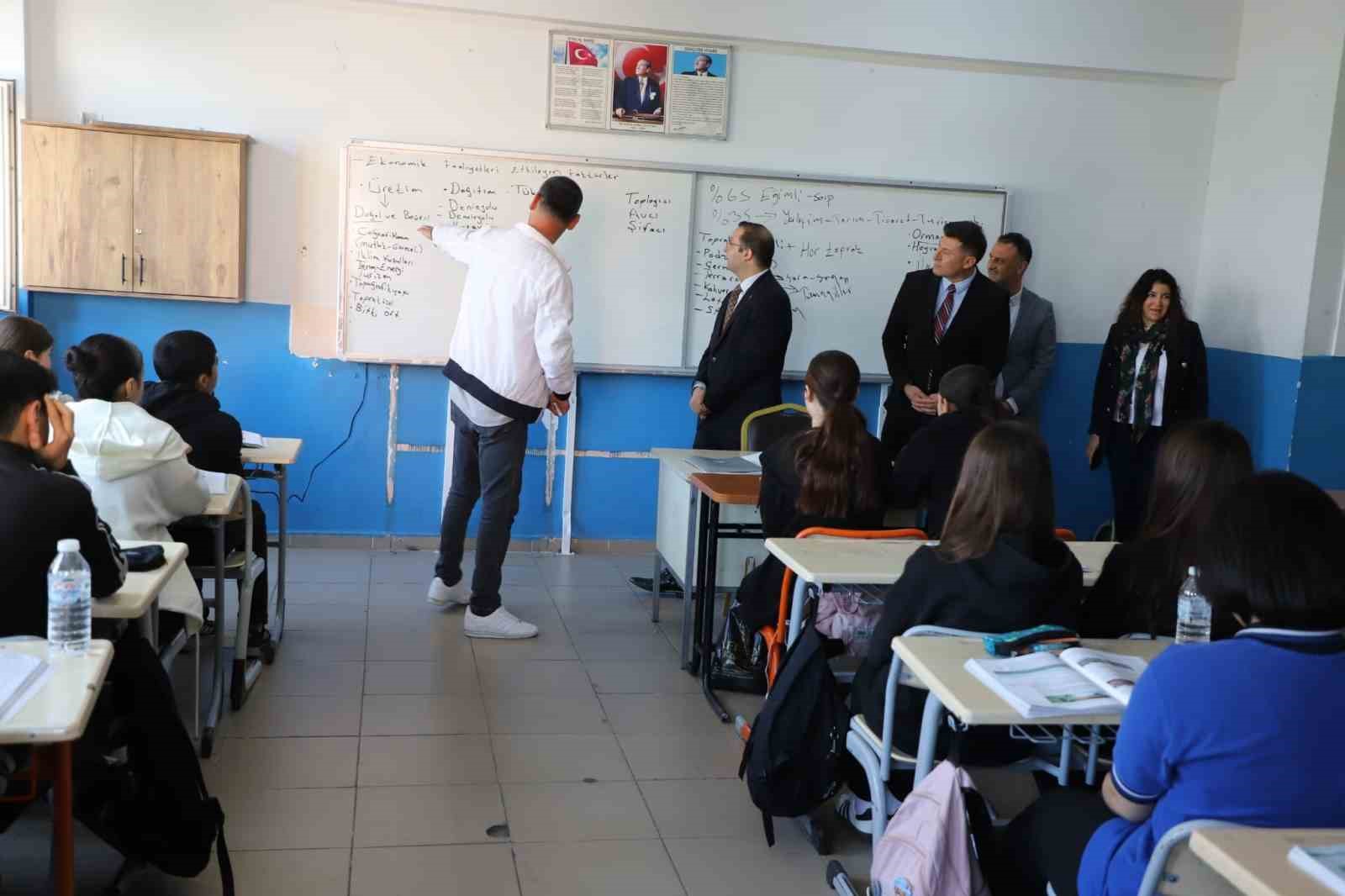 Kaymakam Baycar, öğrencilerle geleceği konuştu
