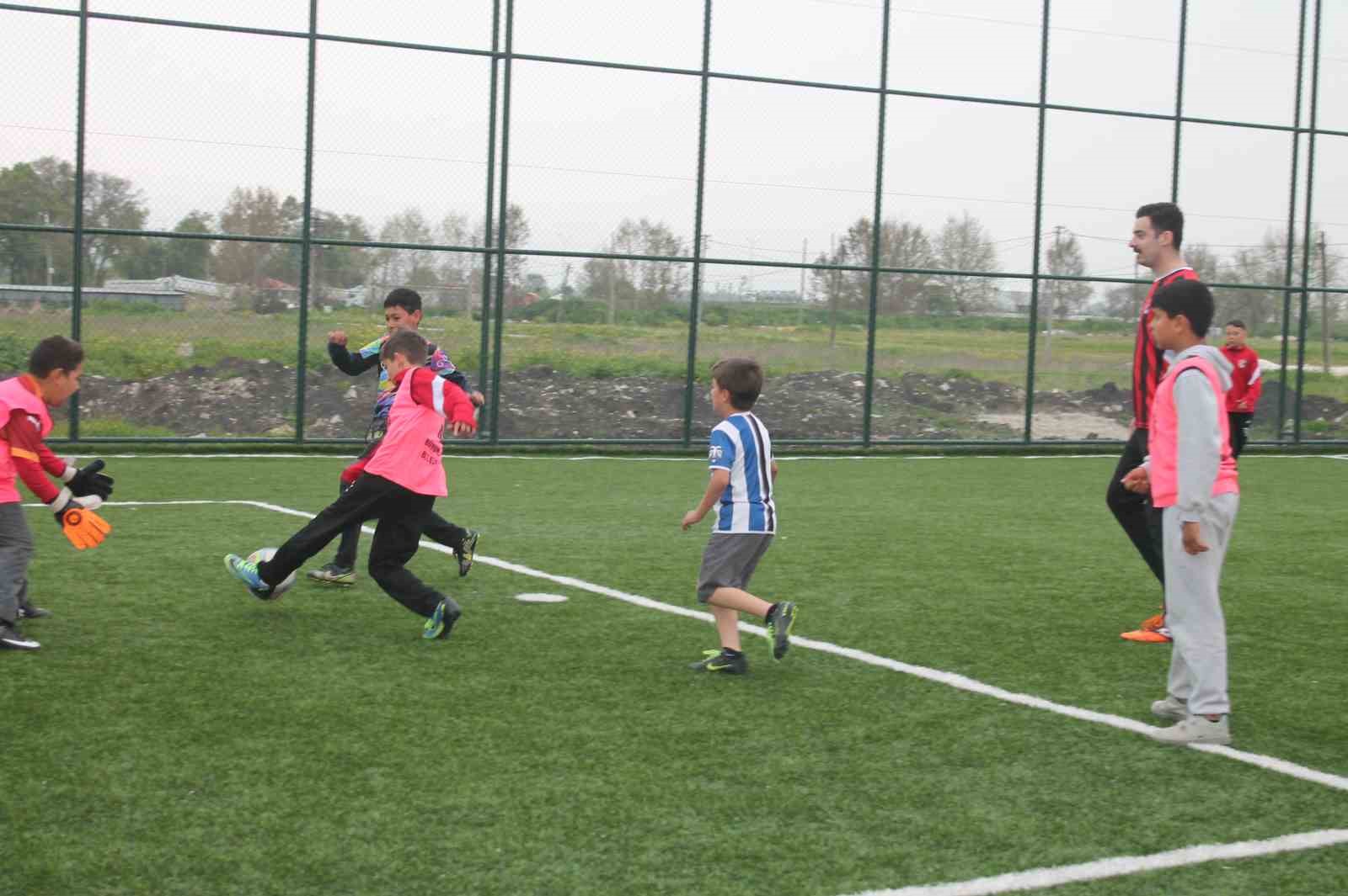 Kaymakam Bayram ilkokul öğrencileri ile halı saha maçı yaptı
