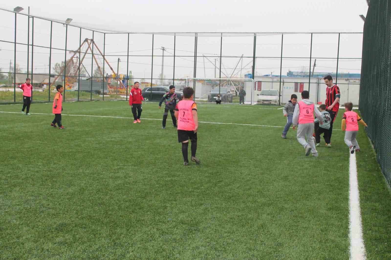 Kaymakam Bayram ilkokul öğrencileri ile halı saha maçı yaptı
