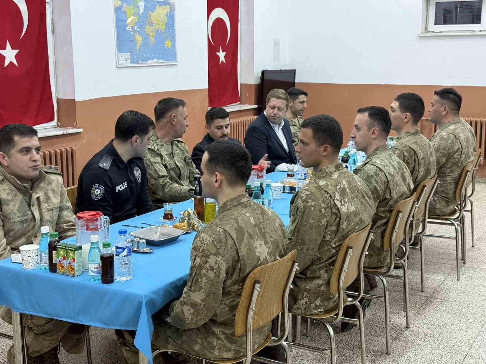 Kaymakam Bulut, askerle iftarda bir araya geldi
