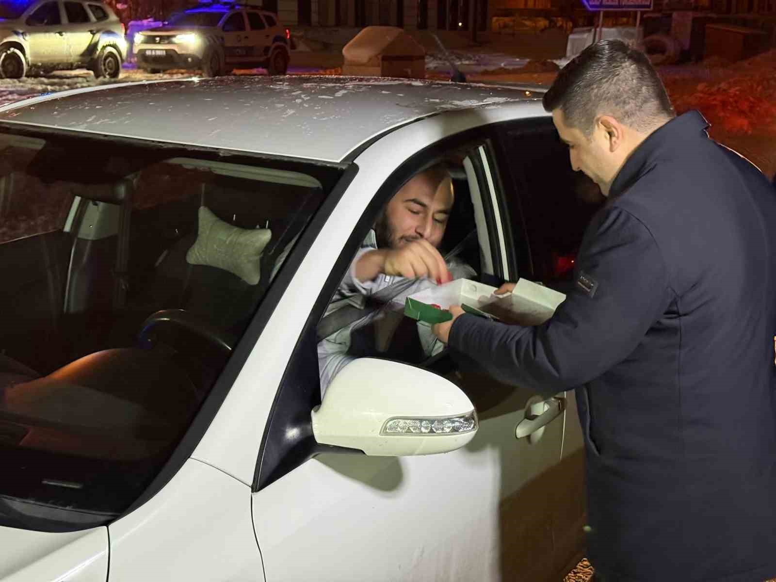 Kaymakam Bulut yeni yıla görev başındakilerle girdi
