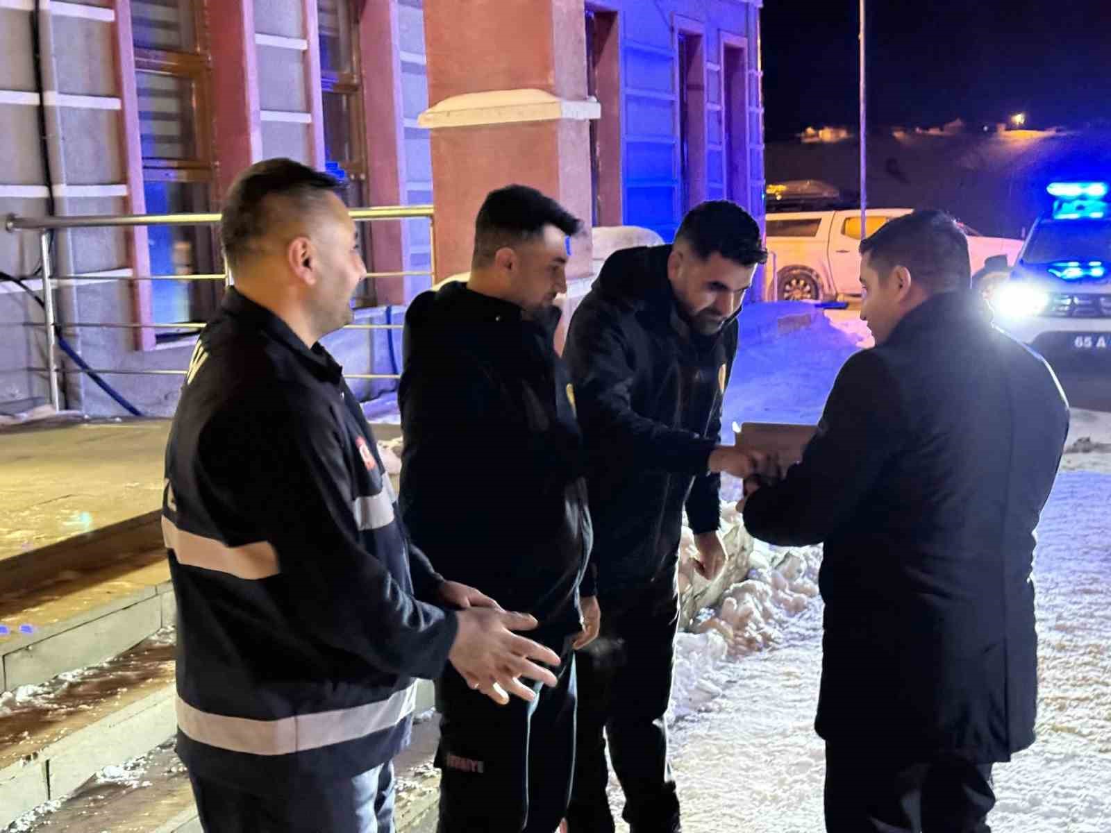 Kaymakam Bulut yeni yıla görev başındakilerle girdi
