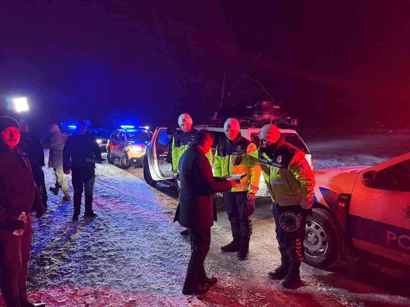 Kaymakam Bulut yeni yıla görev başındakilerle girdi
