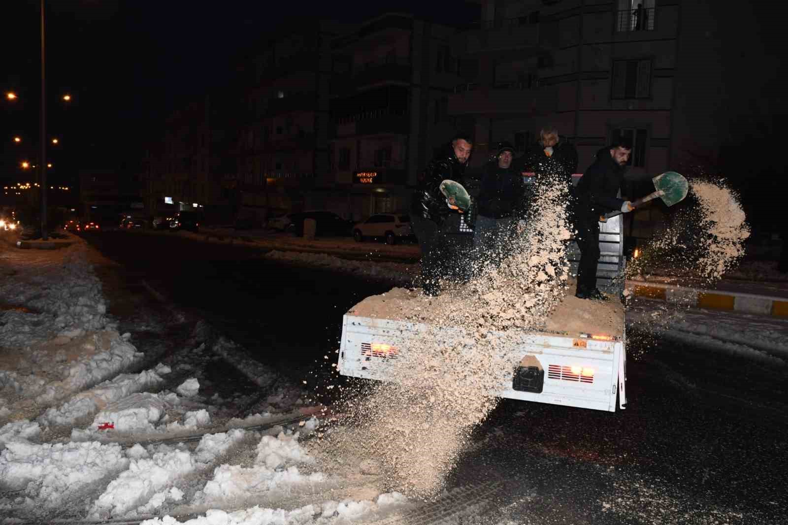 Kaymakam Çakır, karla mücadele çalışmalarını yerinde inceledi
