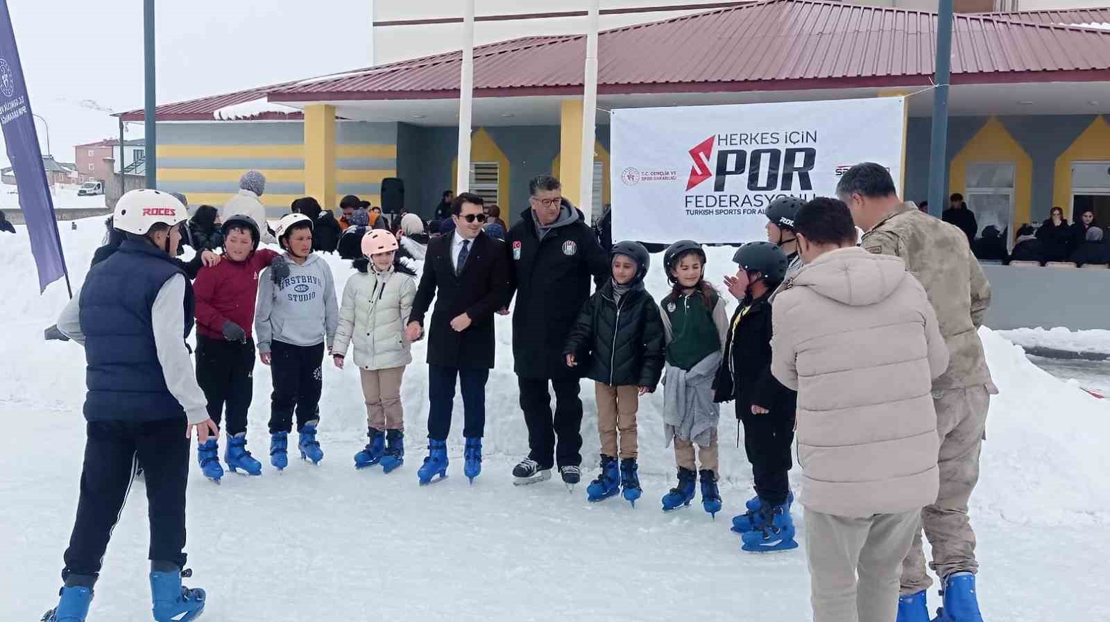 Kaymakam çocukları kırmadı, onları buz pateni hayallerine kavuşturdu
