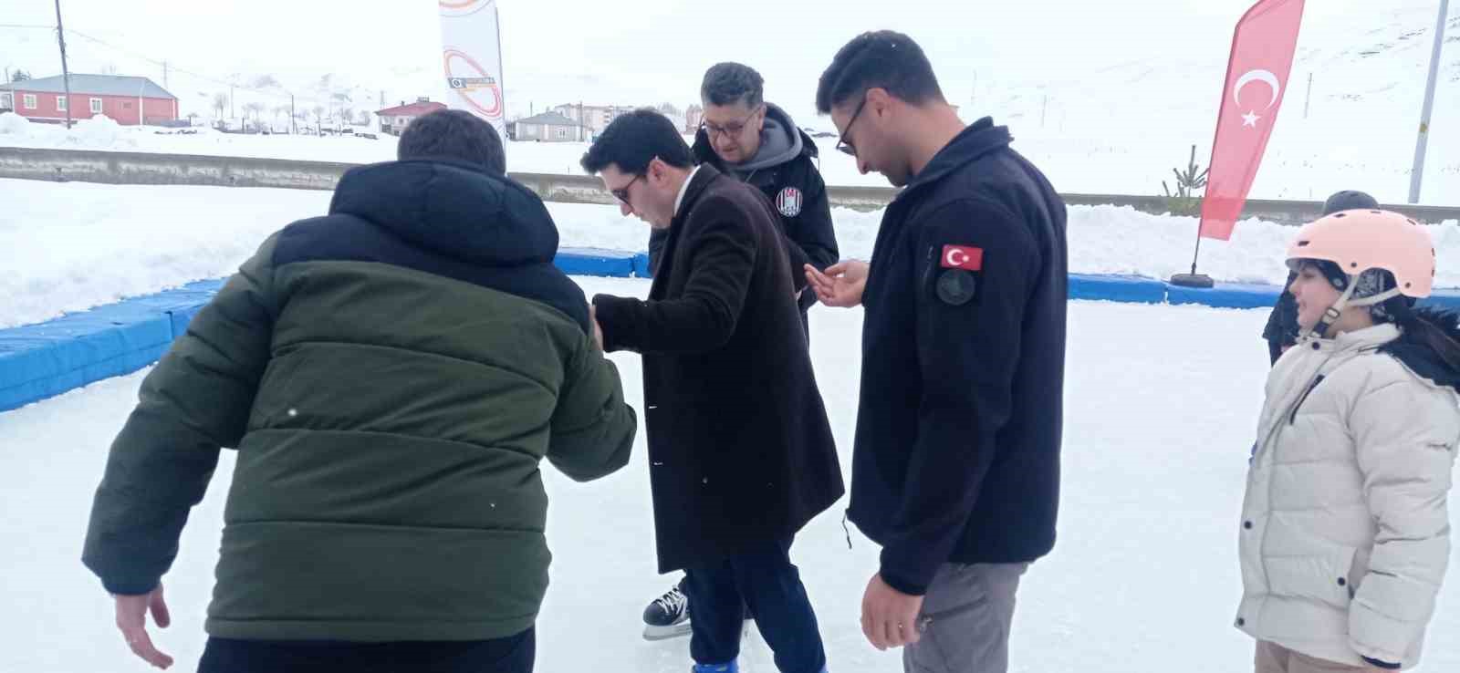 Kaymakam çocukları kırmadı, onları buz pateni hayallerine kavuşturdu
