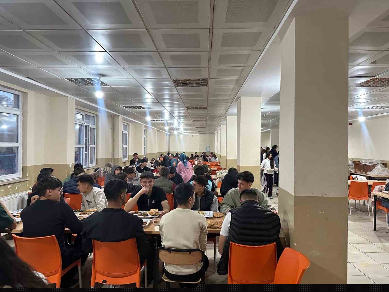 Kaymakam Dalak çğrencilerle birlikte iftar açtı
