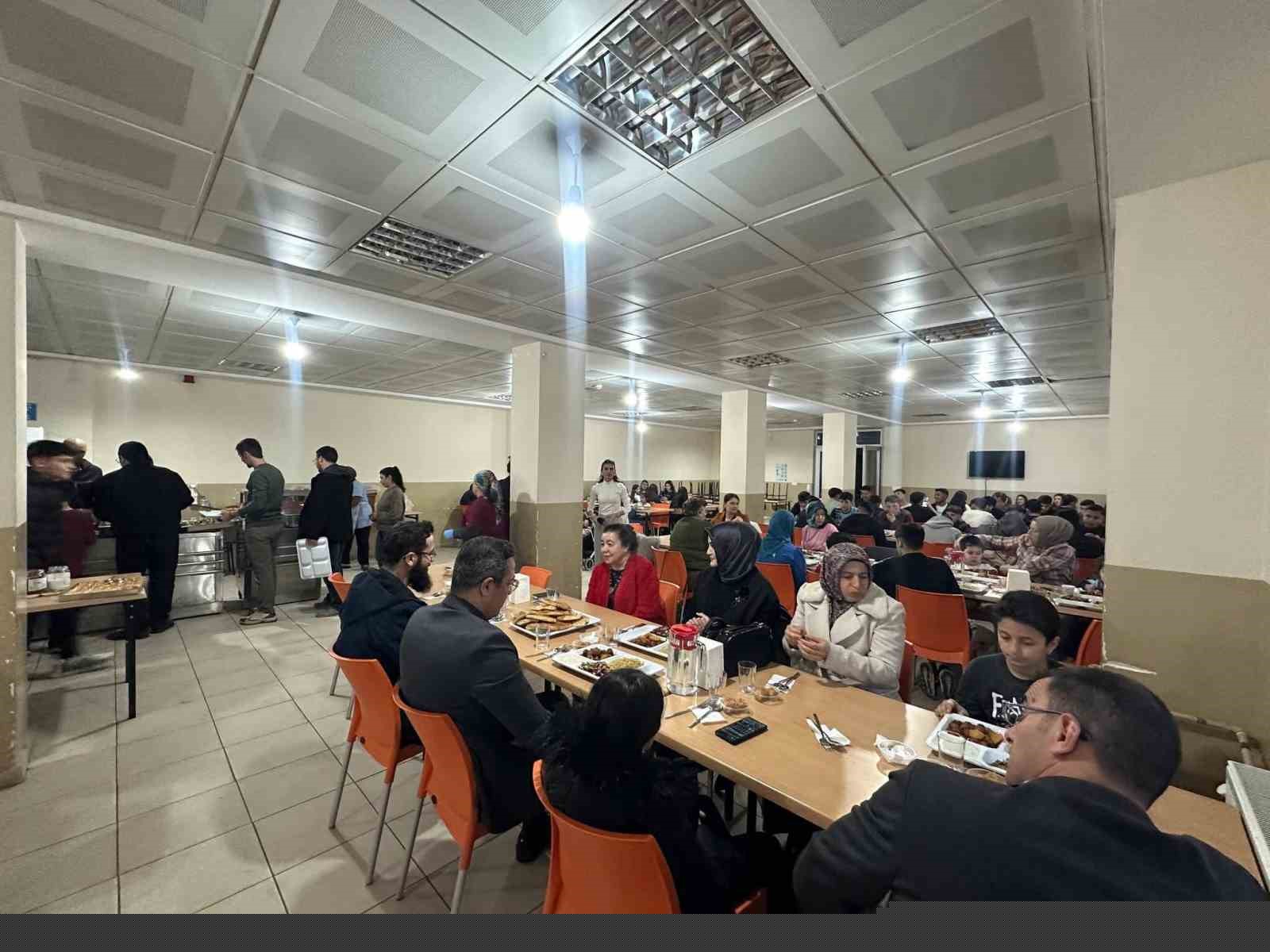 Kaymakam Dalak çğrencilerle birlikte iftar açtı
